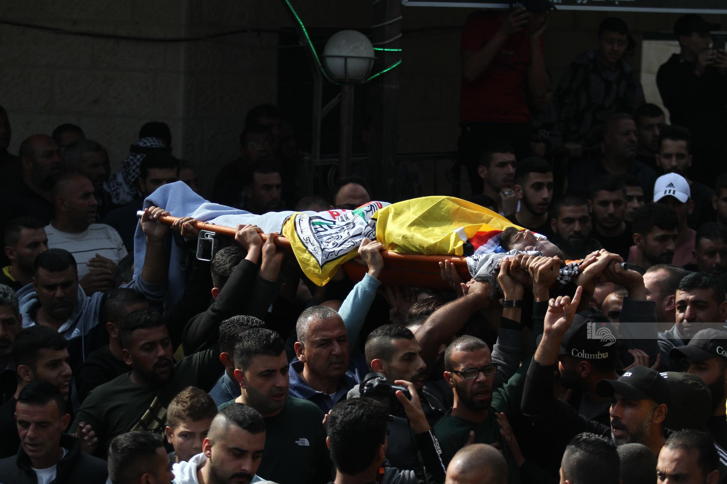 مواطنون يشيعون جثمان الشهيد رأفت عيسة في صانور جنوب جنين (عدسة: عدي دعيبس/وفا)       